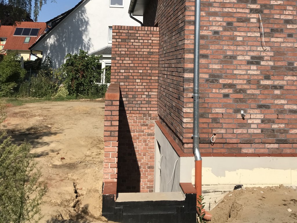 Neubau ohne Terrasse mit Treppenabgan